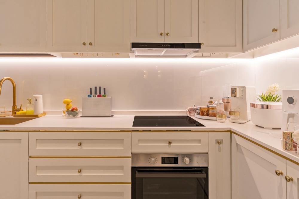 Modern Kitchen with Kitchen Island and Mosaic