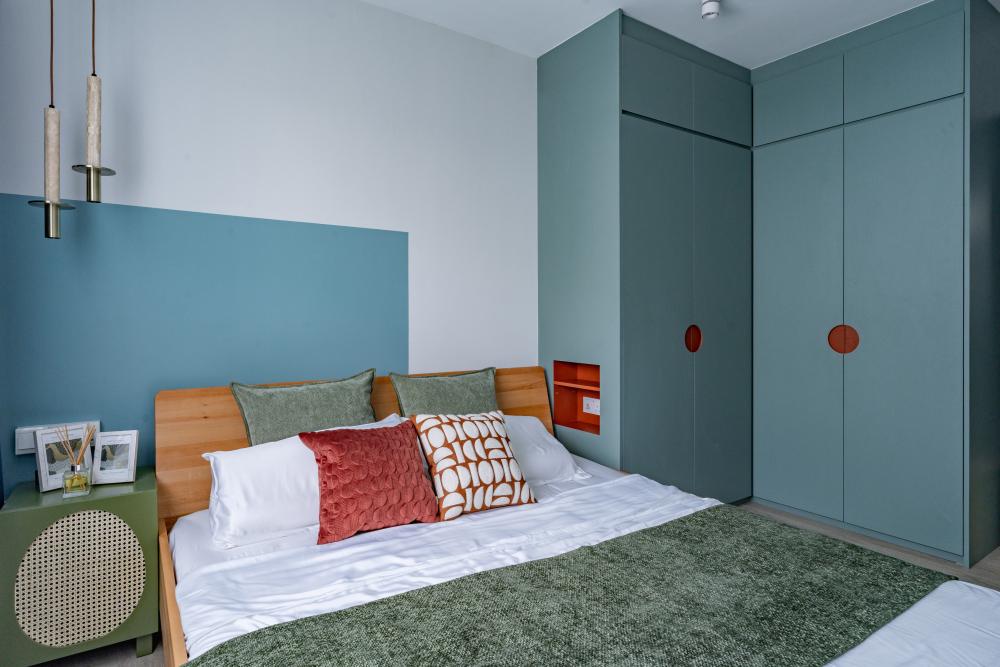 Scandinavian Bedroom with Drop Light and Wardrobe