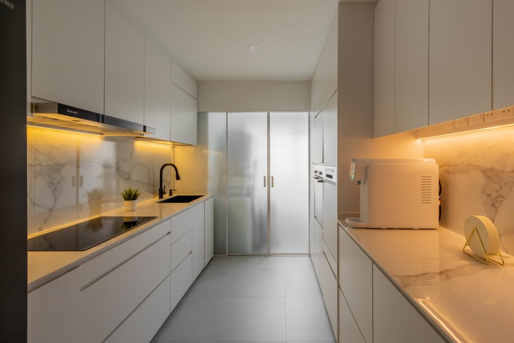 Minimalist Kitchen with Vinyl Flooring and Homogeneous Tiles