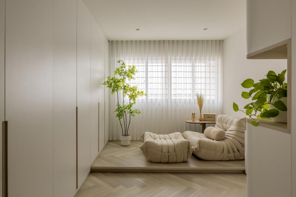 Minimalist Entryway with Mirror and Seating Bench