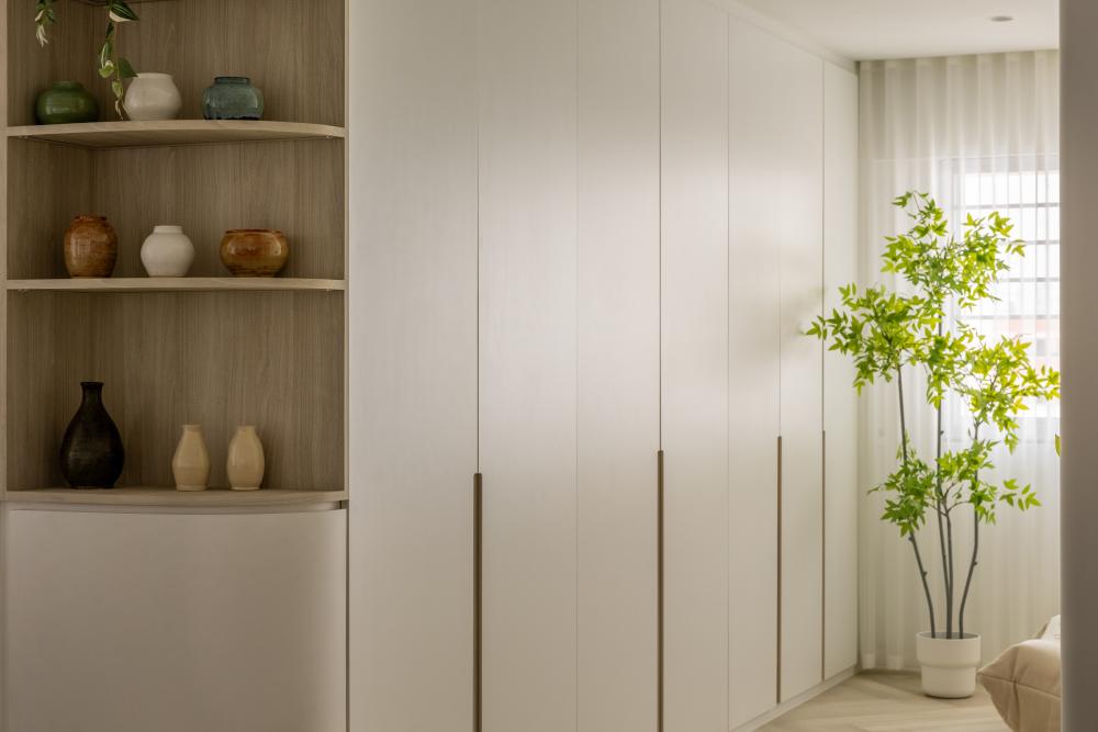 Minimalist Entryway with Mirror and Seating Bench