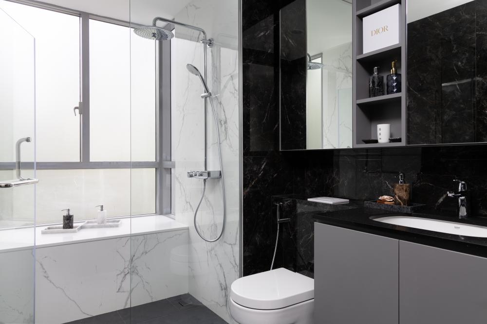 Modern Bathroom with Homogeneous Tiles and Shower Screen
