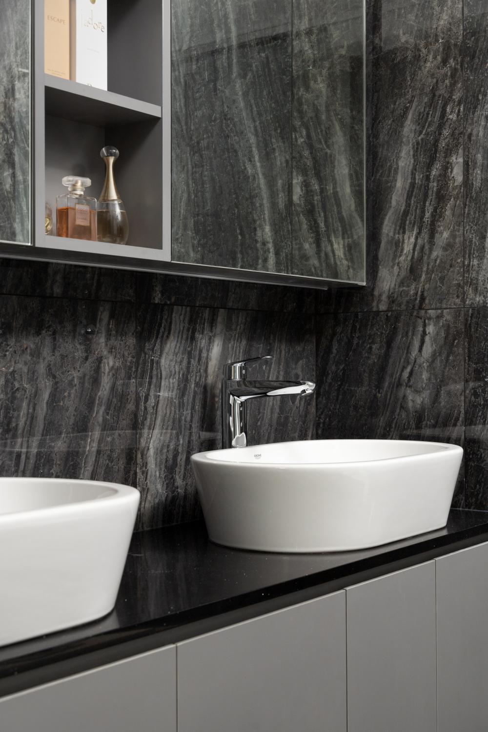 Modern Bathroom with Countertop and Homogeneous Tiles