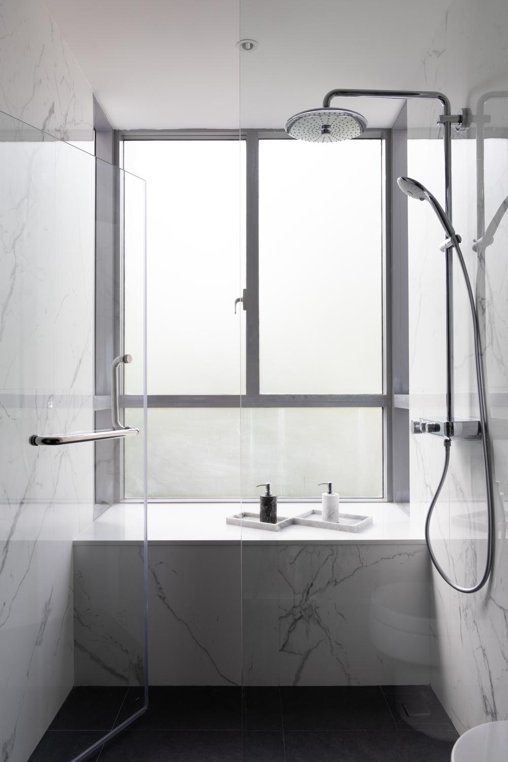 Modern Bathroom with Homogeneous Tiles and Shower Screen