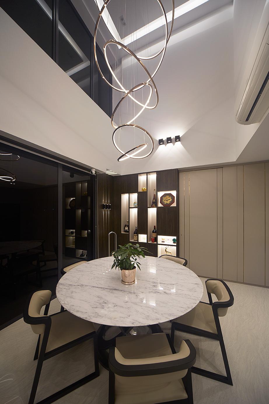 Modern Dining Room with Drop Ceiling and Dining Table