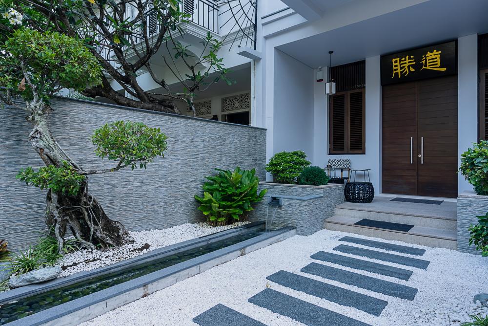 Contemporary Porch with Feature Wall and Landscaping