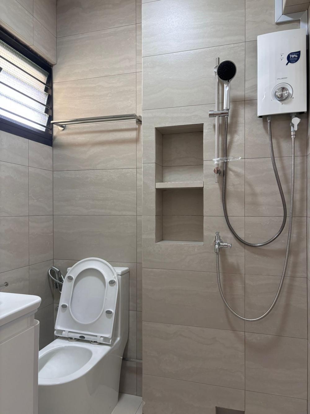 Contemporary Basement with Homogeneous Tiles and Bathroom Storage