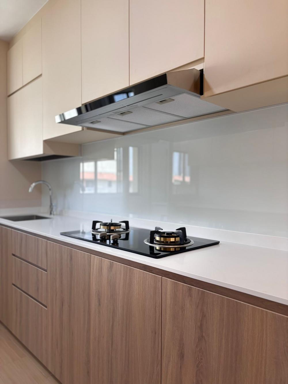 Contemporary Kitchen with Countertop and Vinyl Flooring