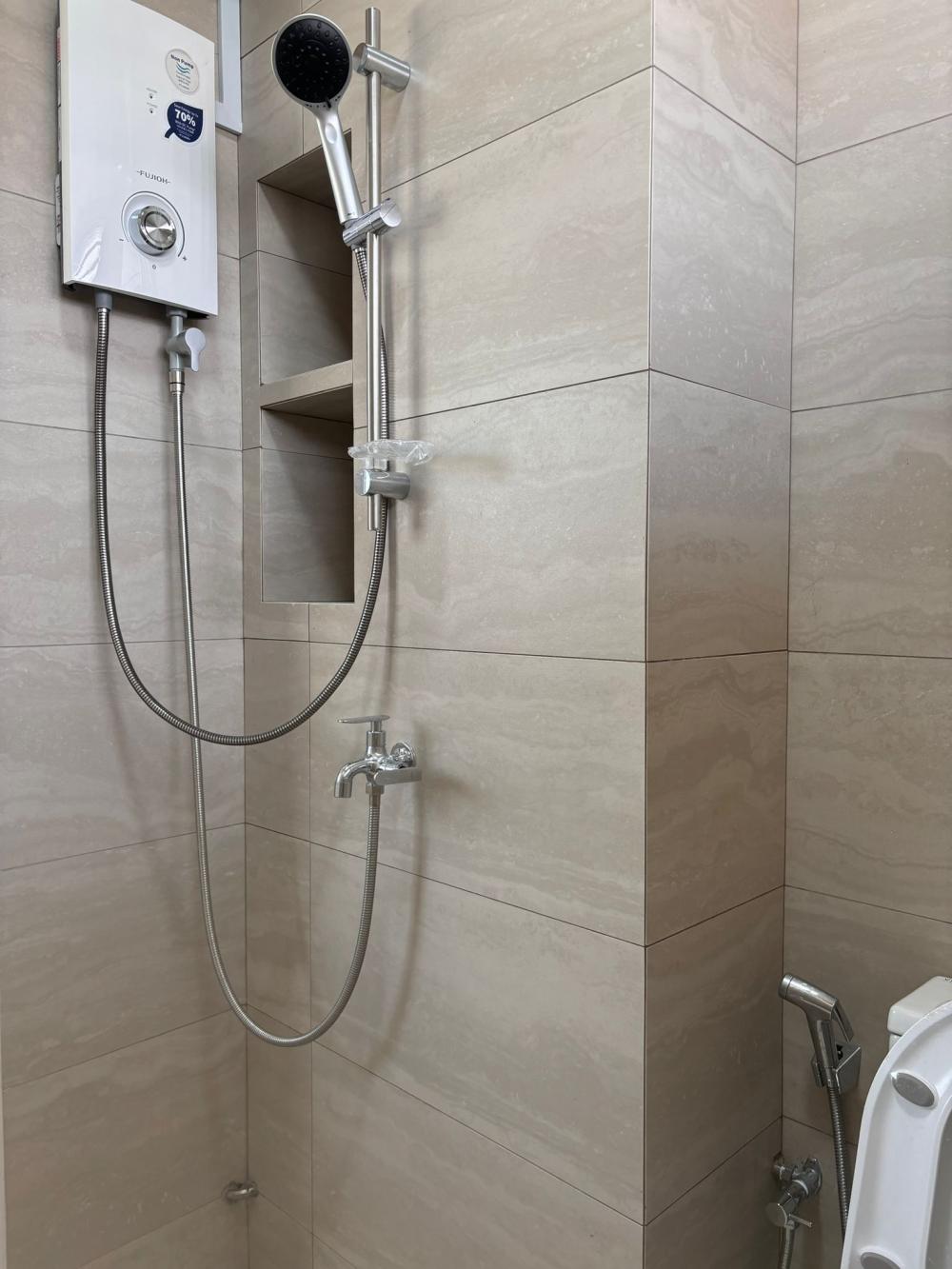 Contemporary Bathroom with Homogeneous Tiles and Bathroom Storage