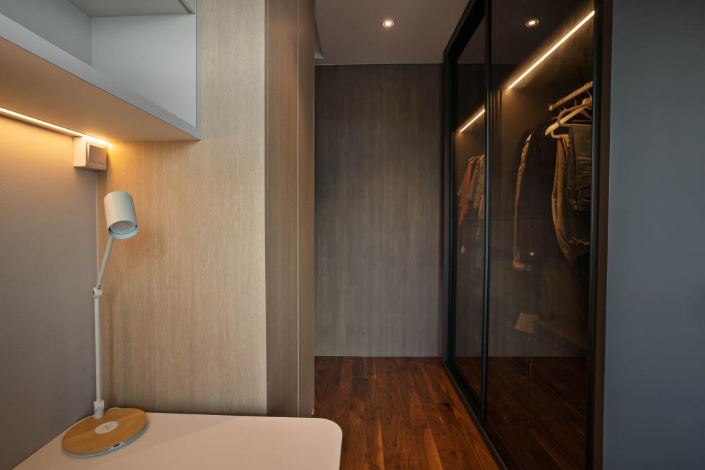 Contemporary Walk-in Wardrobe with Mirror and Wardrobe