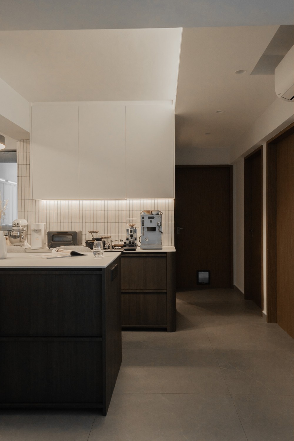 Modern Kitchen with Open Kitchen and Breakfast Counter