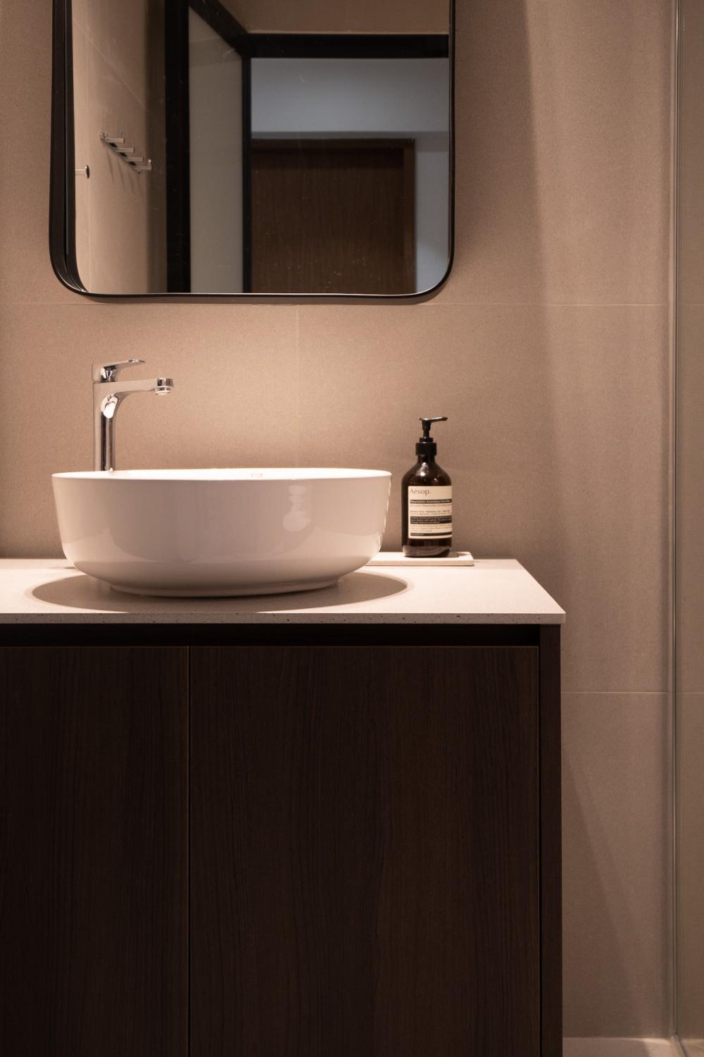 Modern Bathroom with Mirror and Bathroom Sinks