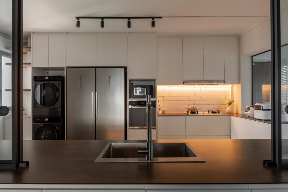 Modern Kitchen with Countertop and Homogeneous Tiles