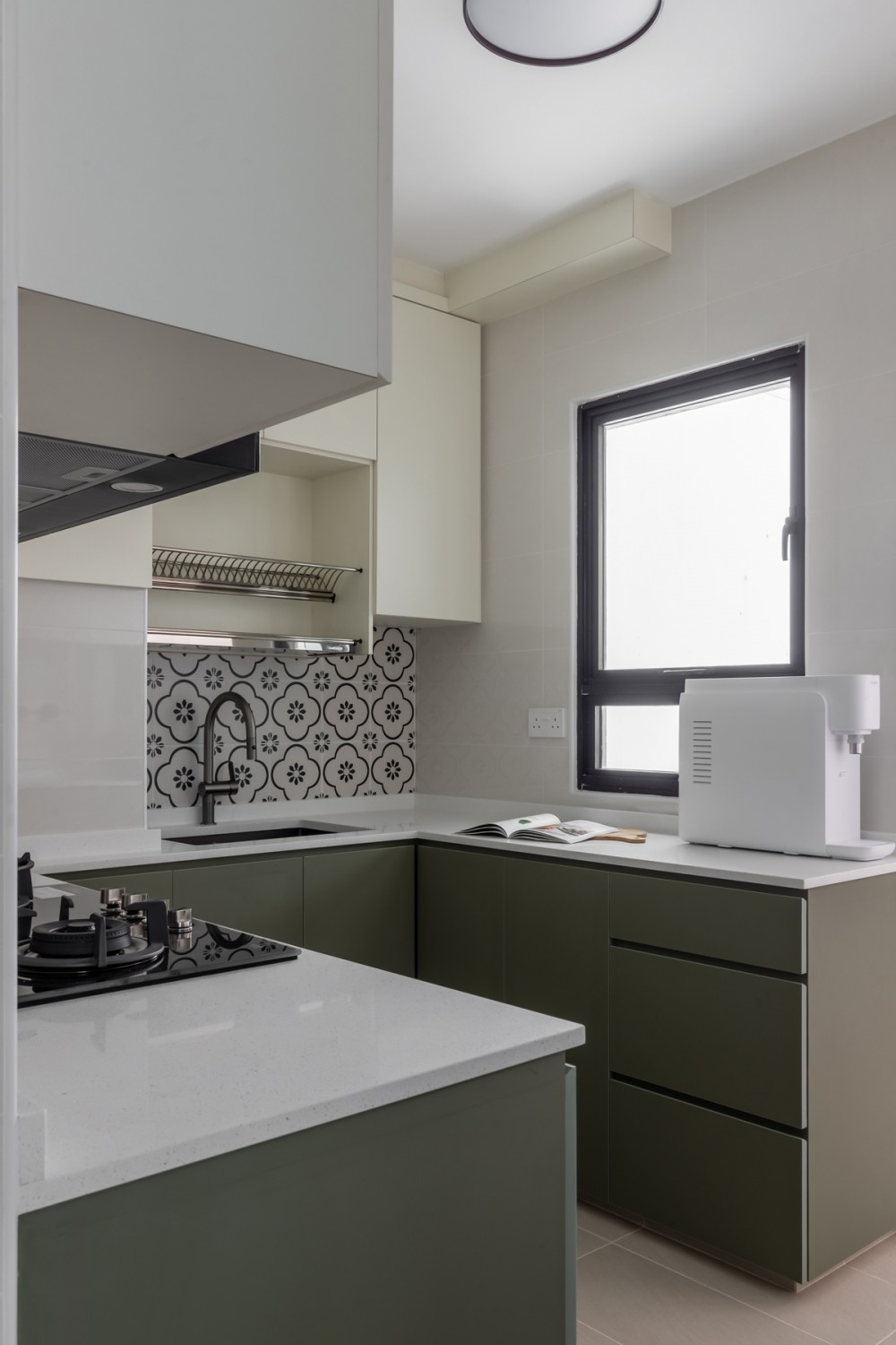 Contemporary Kitchen with Countertop and Homogeneous Tiles