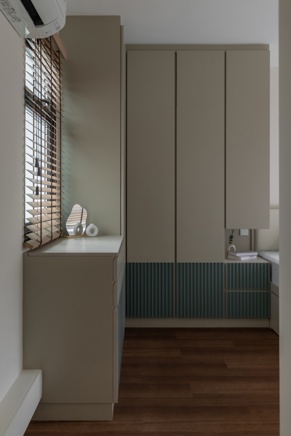Contemporary Bedroom with Vinyl Flooring and Wardrobe