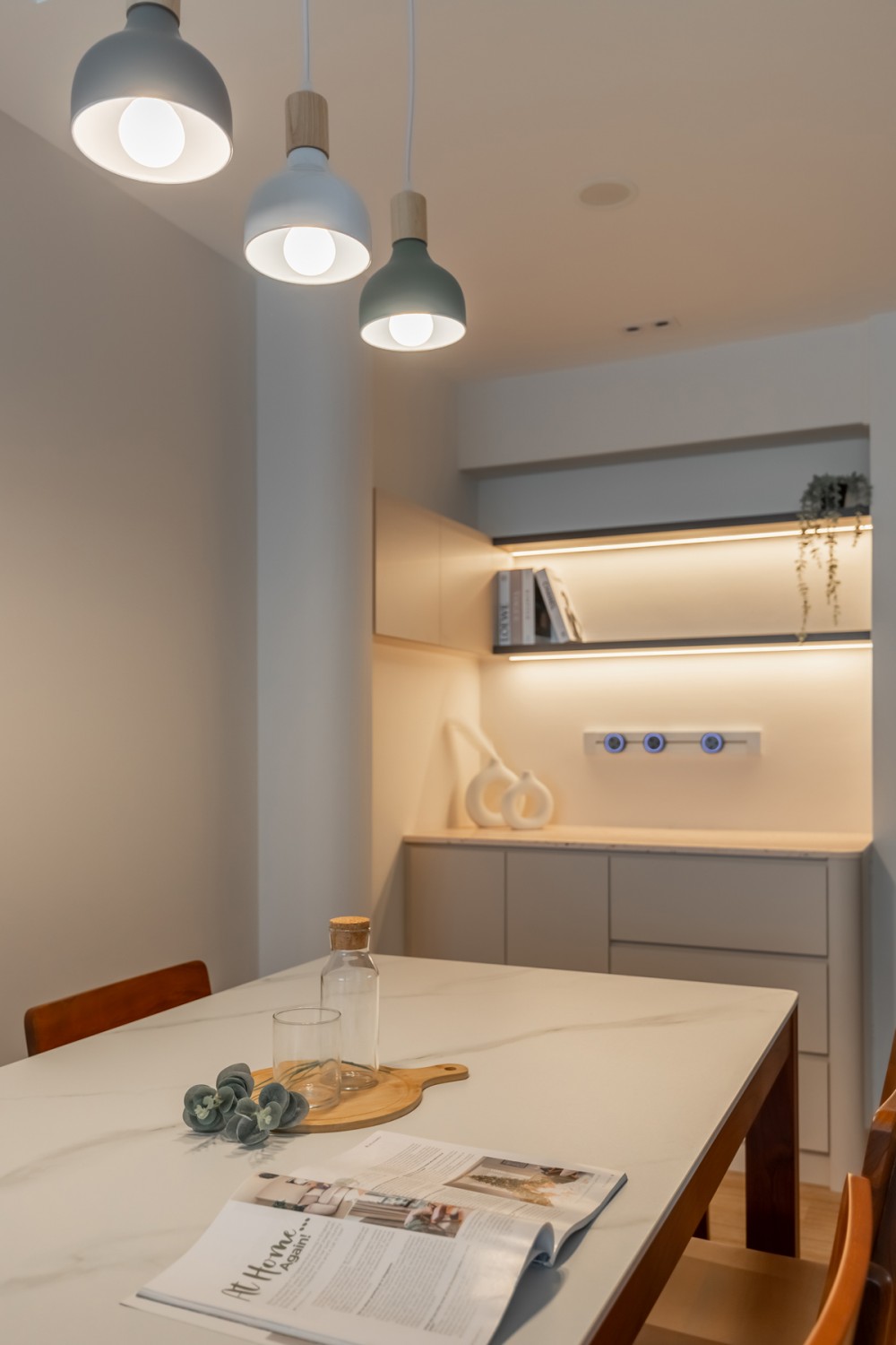 Contemporary Dining Room with Dining Table and Dining Chairs