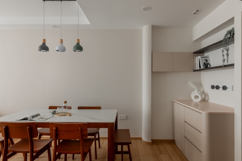 Contemporary Dining Room with Dining Table and Dining Chairs