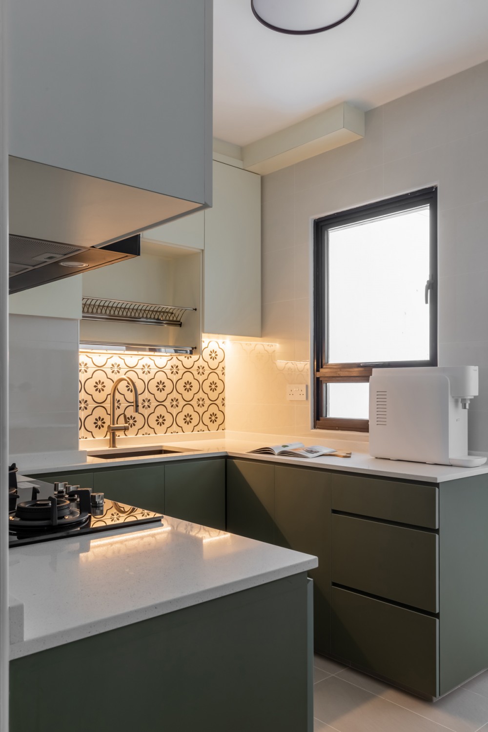 Contemporary Kitchen with Countertop and Kitchen Backsplash