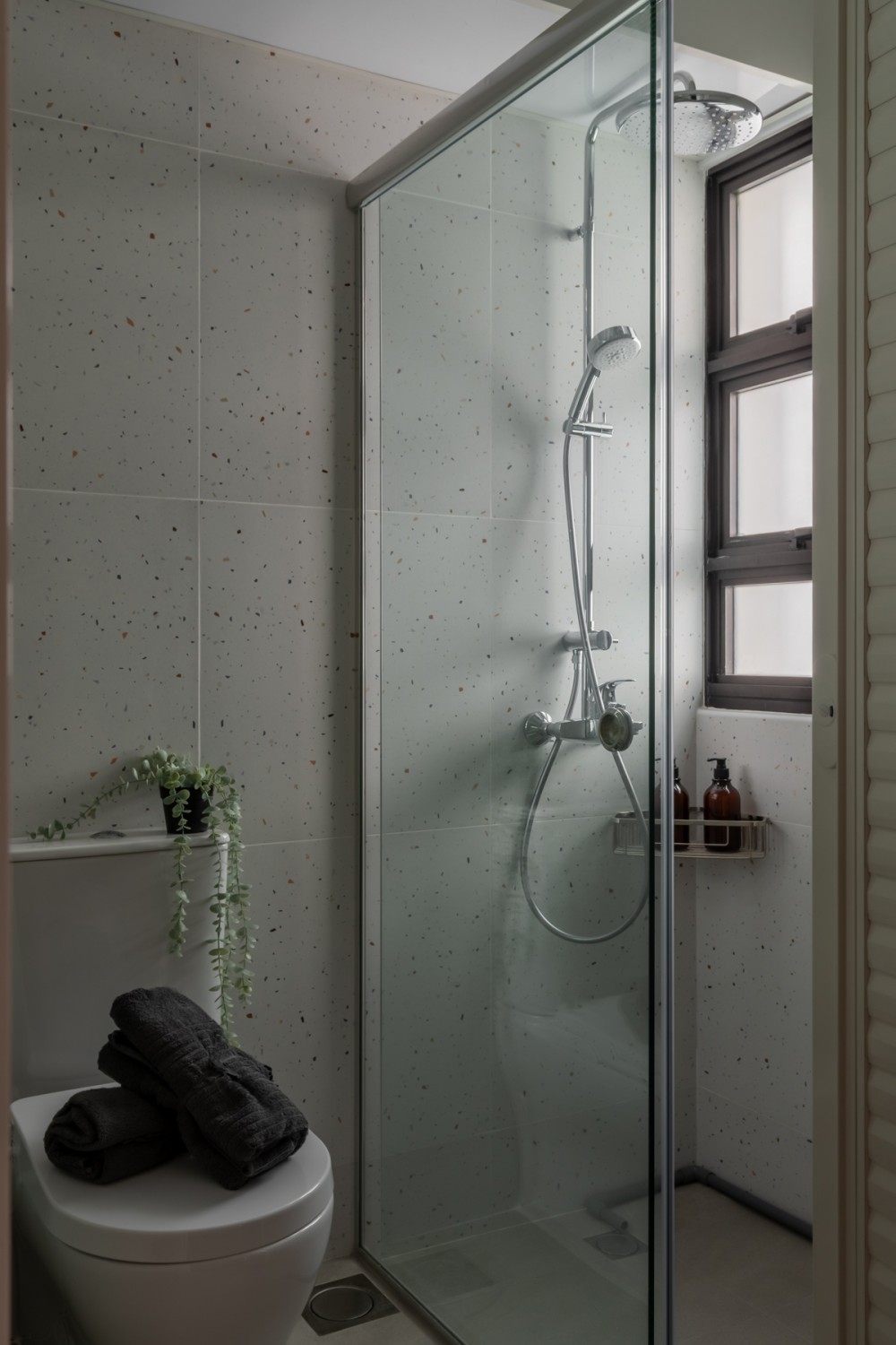 Contemporary Bathroom with Homogeneous Tiles and Shower Screen