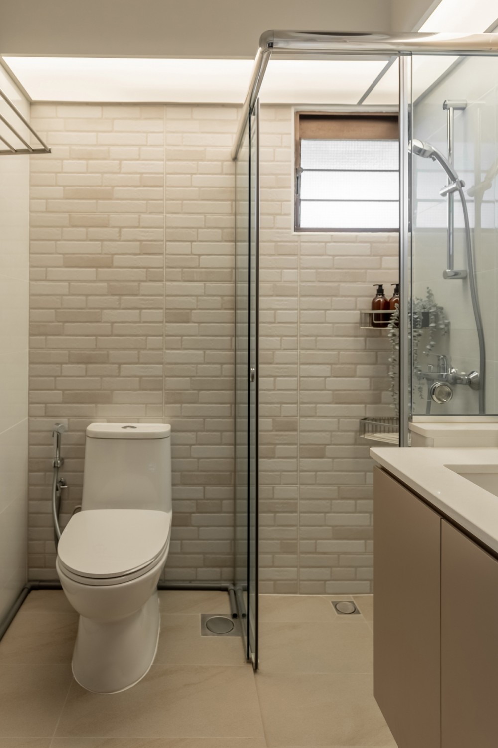 Contemporary Bathroom with Homogeneous Tiles and Shower Screen