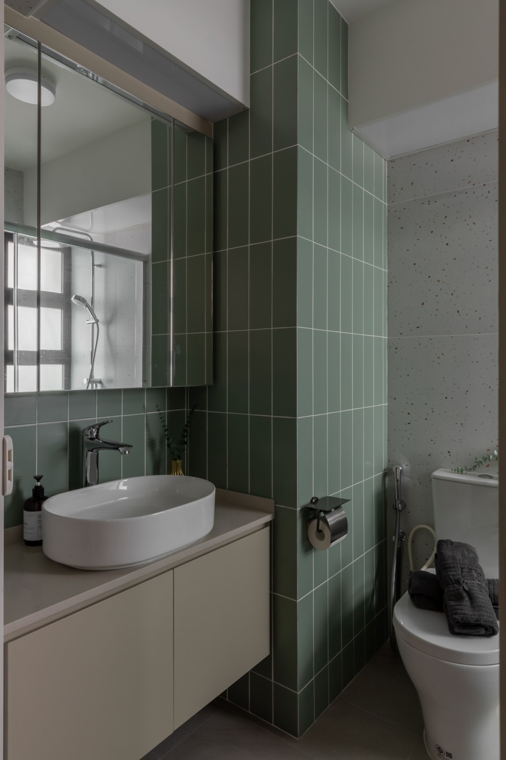 Contemporary Bathroom with Countertop and Homogeneous Tiles