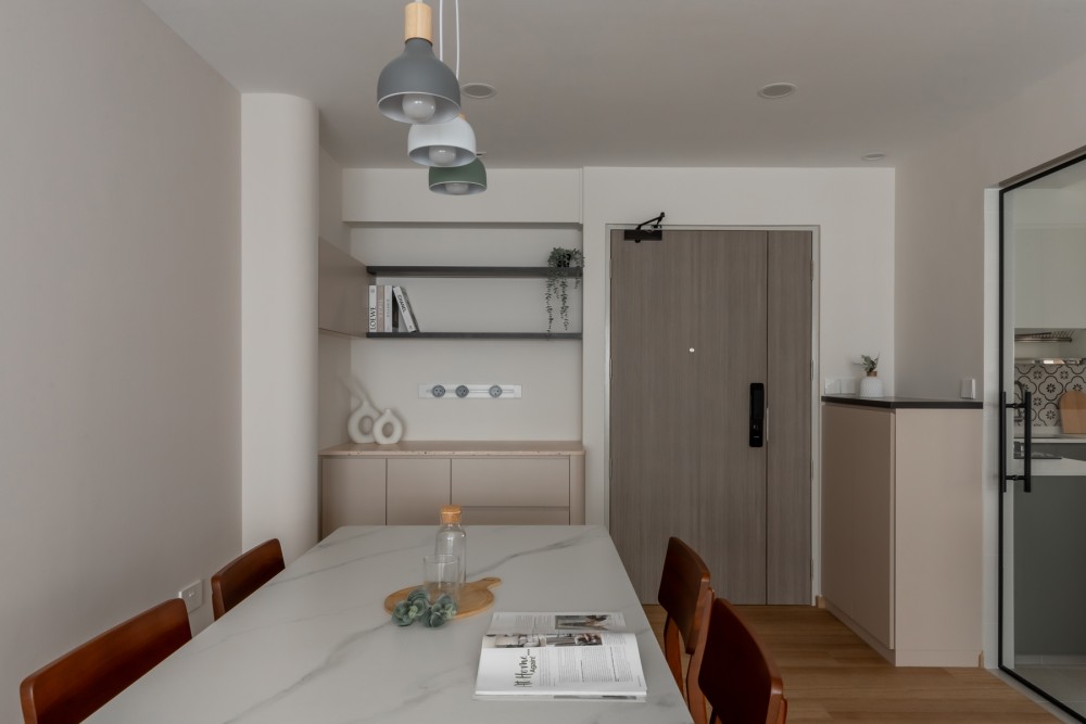 Contemporary Dining Room with Dining Table and Dining Chairs