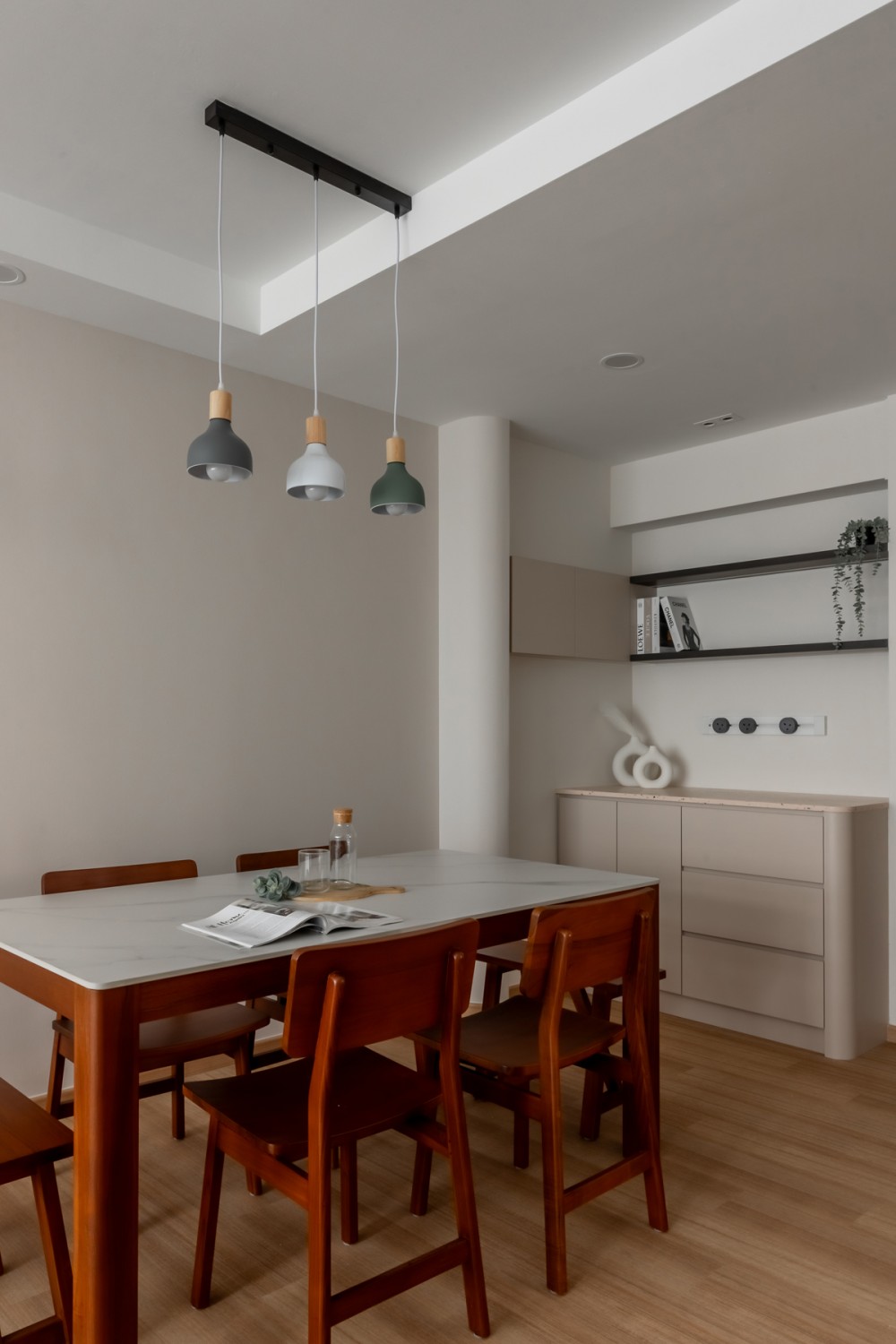 Contemporary Dining Room with Dining Table and Dining Chairs