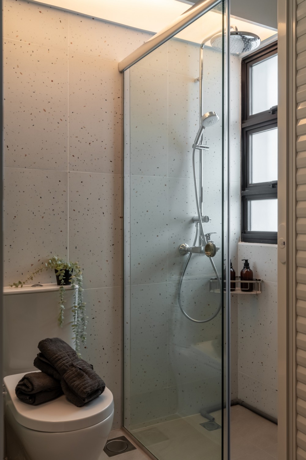 Contemporary Bathroom with Homogeneous Tiles and Shower Screen