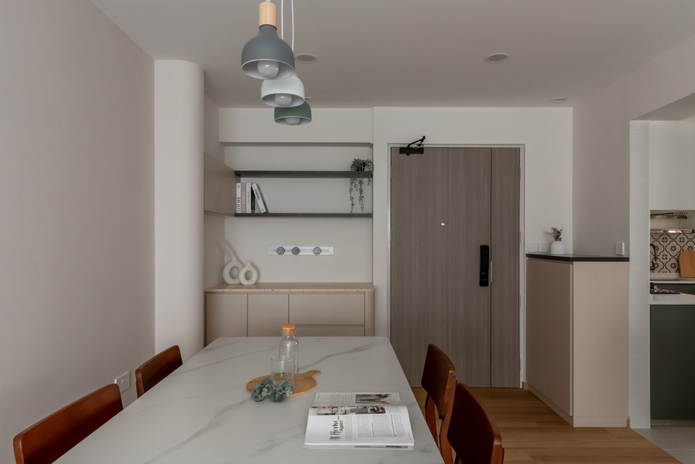 Contemporary Dining Room with Dining Table and Dining Chairs