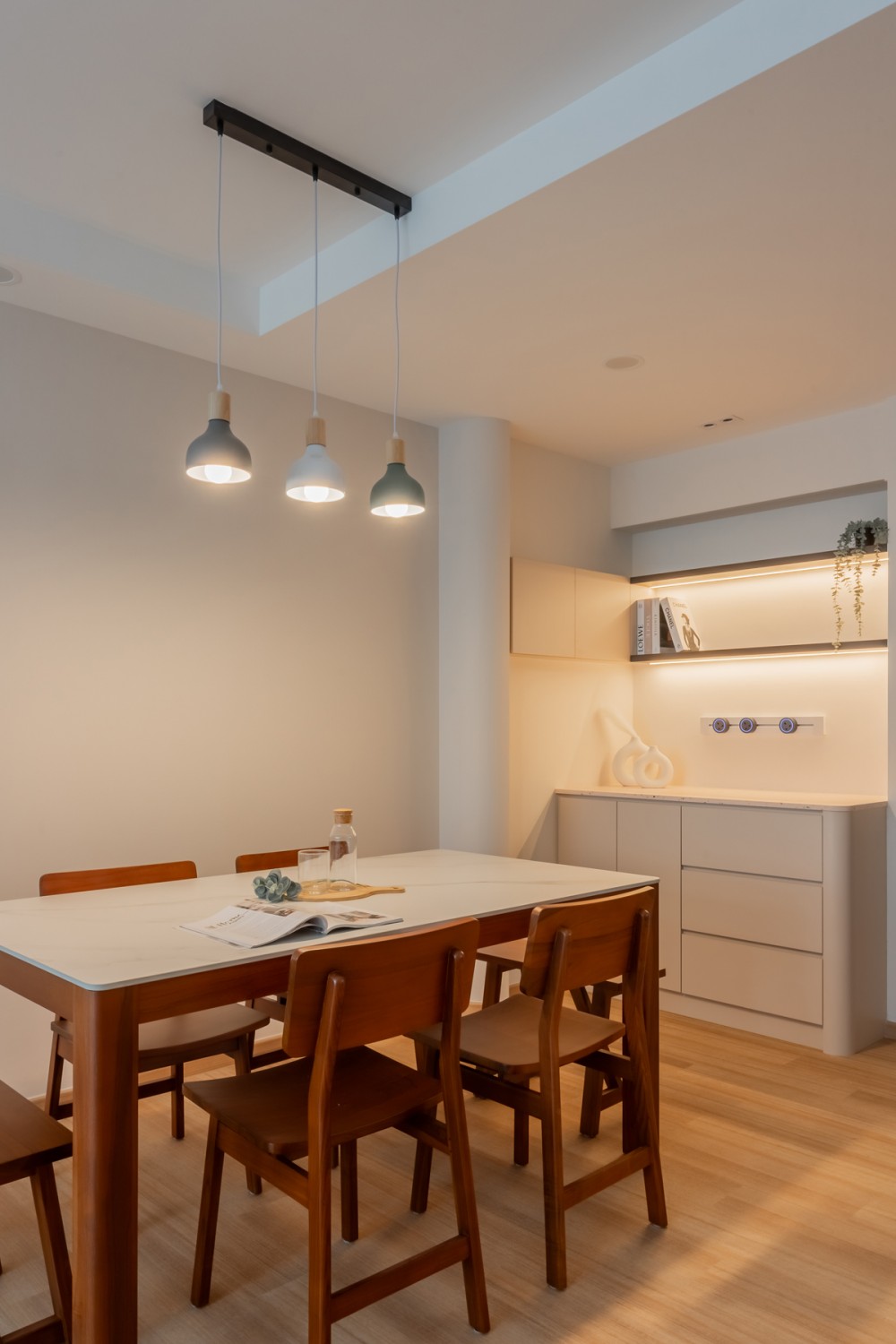 Contemporary Dining Room with Dining Table and Dining Chairs