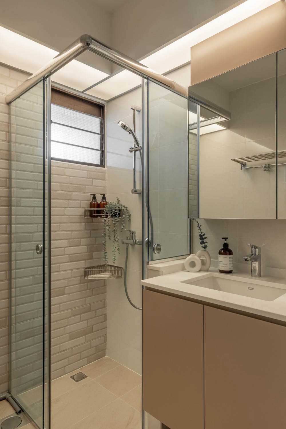 Contemporary Bathroom with Homogeneous Tiles and Mirror