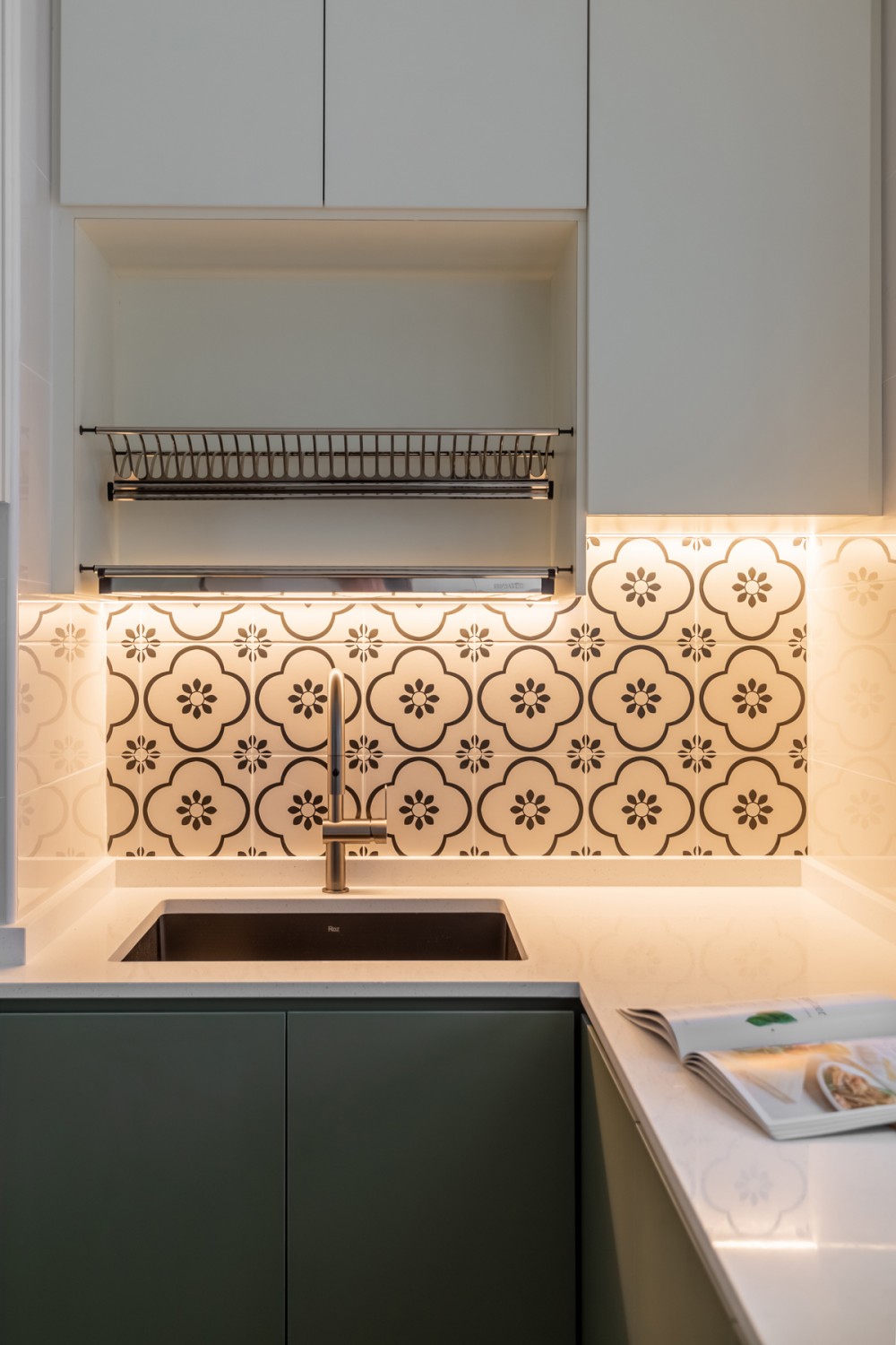 Contemporary Kitchen with Countertop and Kitchen Backsplash