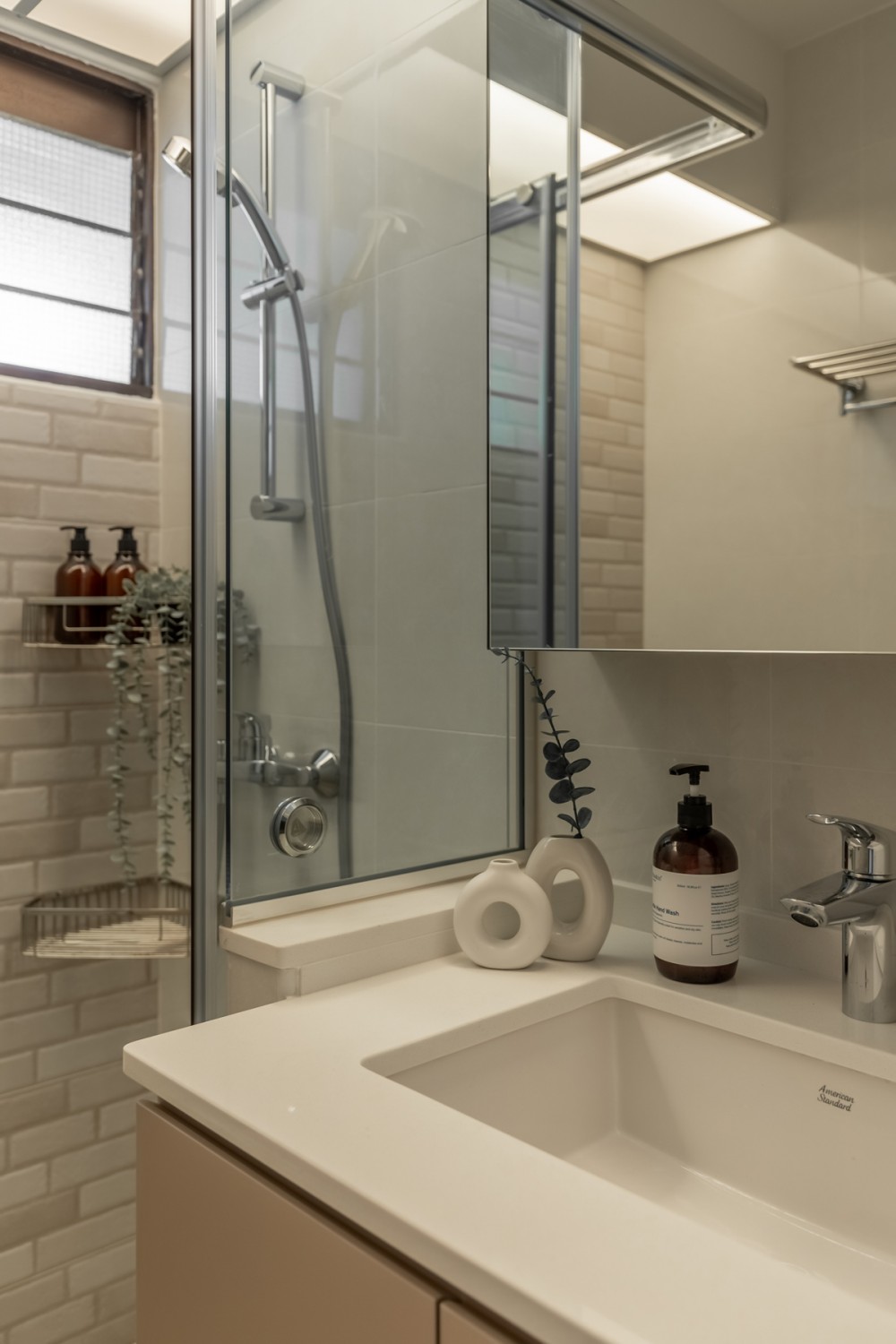 Contemporary Bathroom with Homogeneous Tiles and Shower Screen