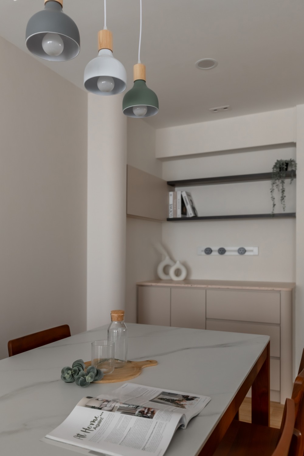 Contemporary Dining Room with Dining Table and Dining Chairs