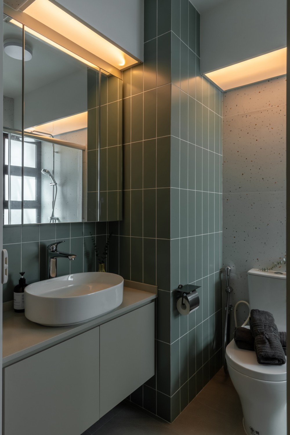 Contemporary Bathroom with Countertop and Homogeneous Tiles