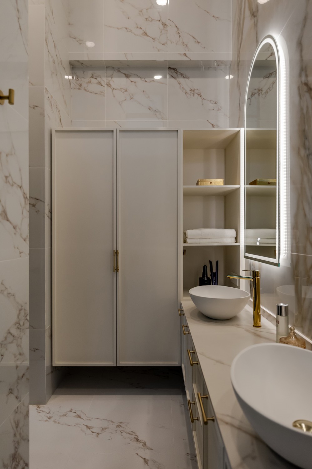 Contemporary Bathroom with Countertop and Marble Floor