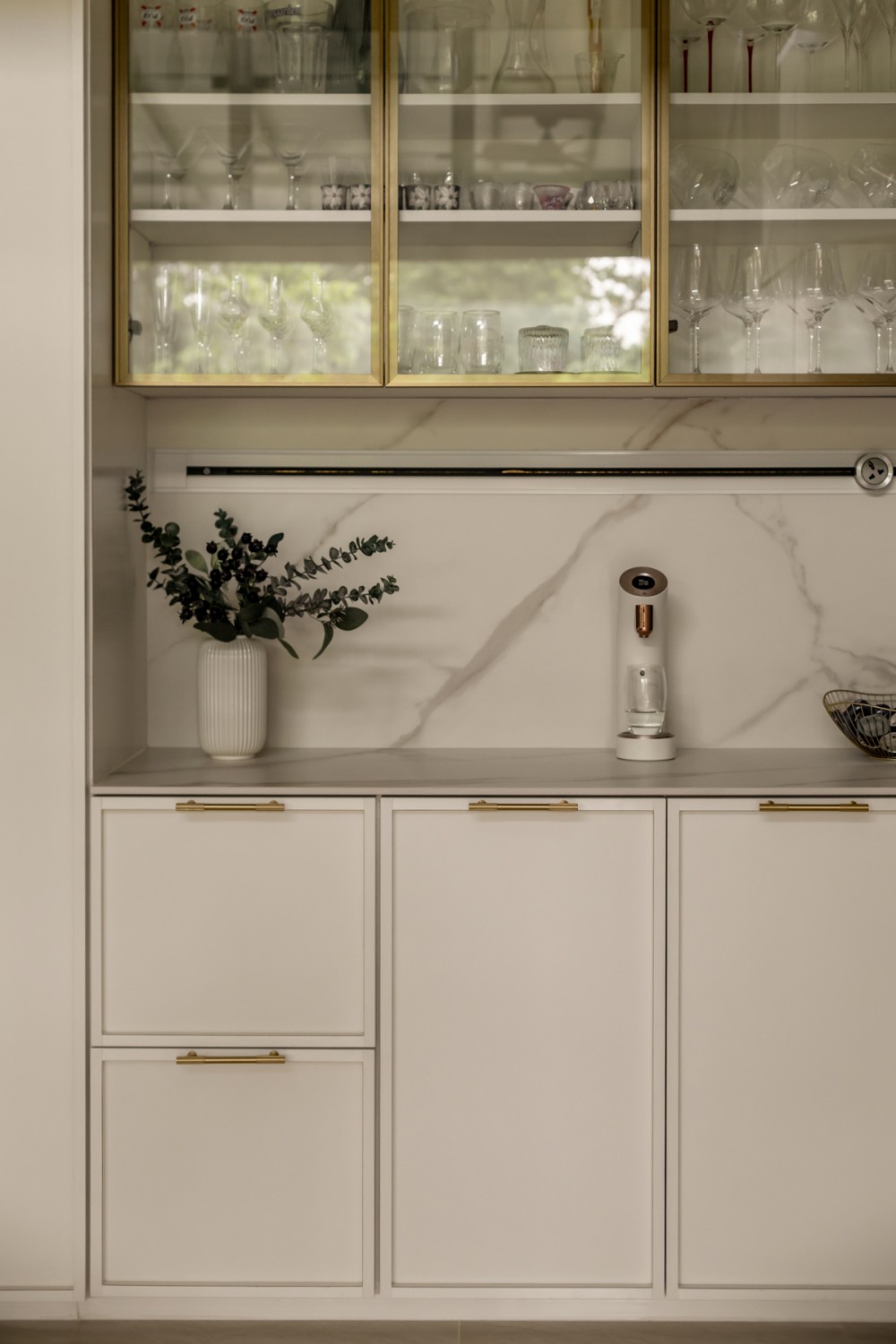 Contemporary Kitchen with Countertop and Open Kitchen