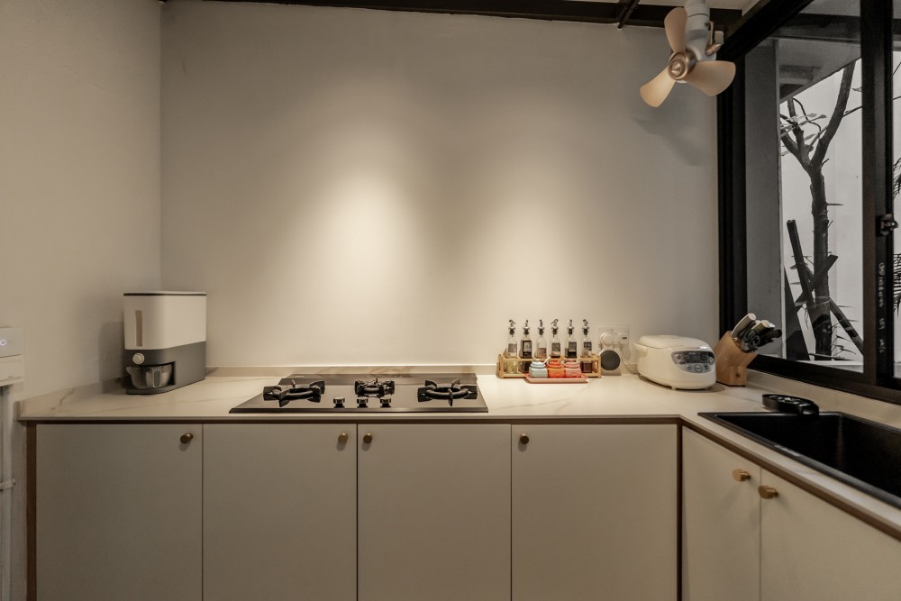 Contemporary Kitchen with Countertop and Open Kitchen