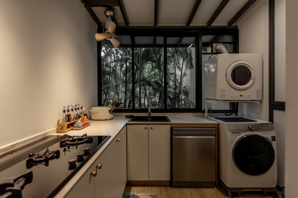 Contemporary Kitchen with Countertop and Open Kitchen