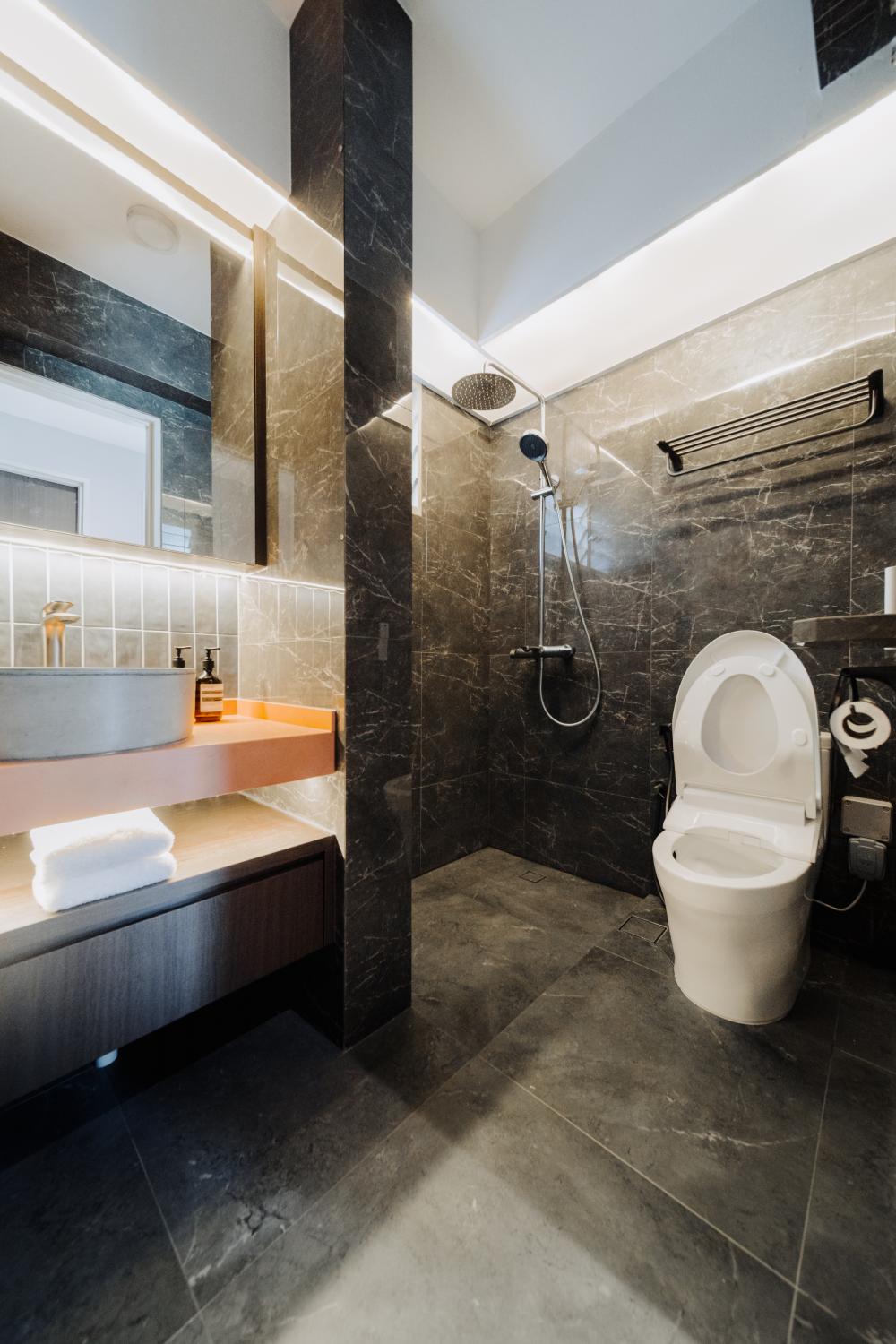 Contemporary Bathroom with Marble Floor and Mirror