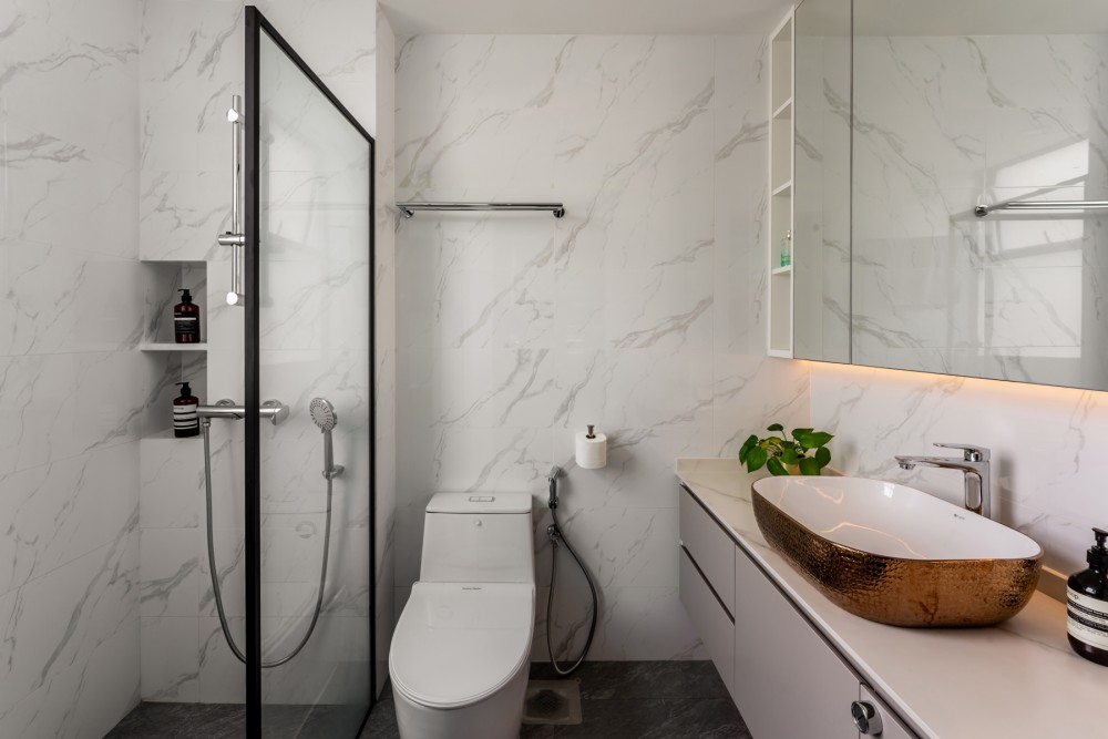 Modern Bathroom with Mirror and Bathroom Storage