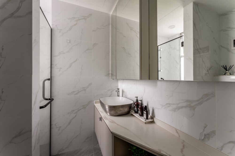 Modern Bathroom with Countertop and Homogeneous Tiles