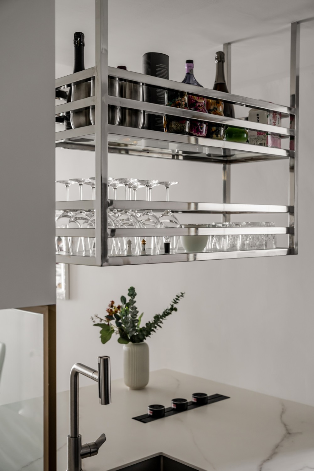 Modern Kitchen with Countertop and Kitchen Island