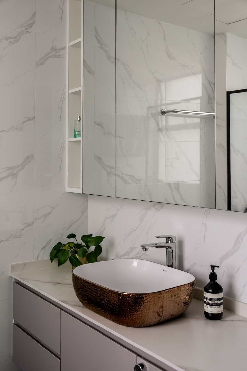 Modern Bathroom with Countertop and Mirror