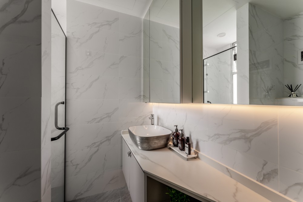 Modern Bathroom with Countertop and Homogeneous Tiles