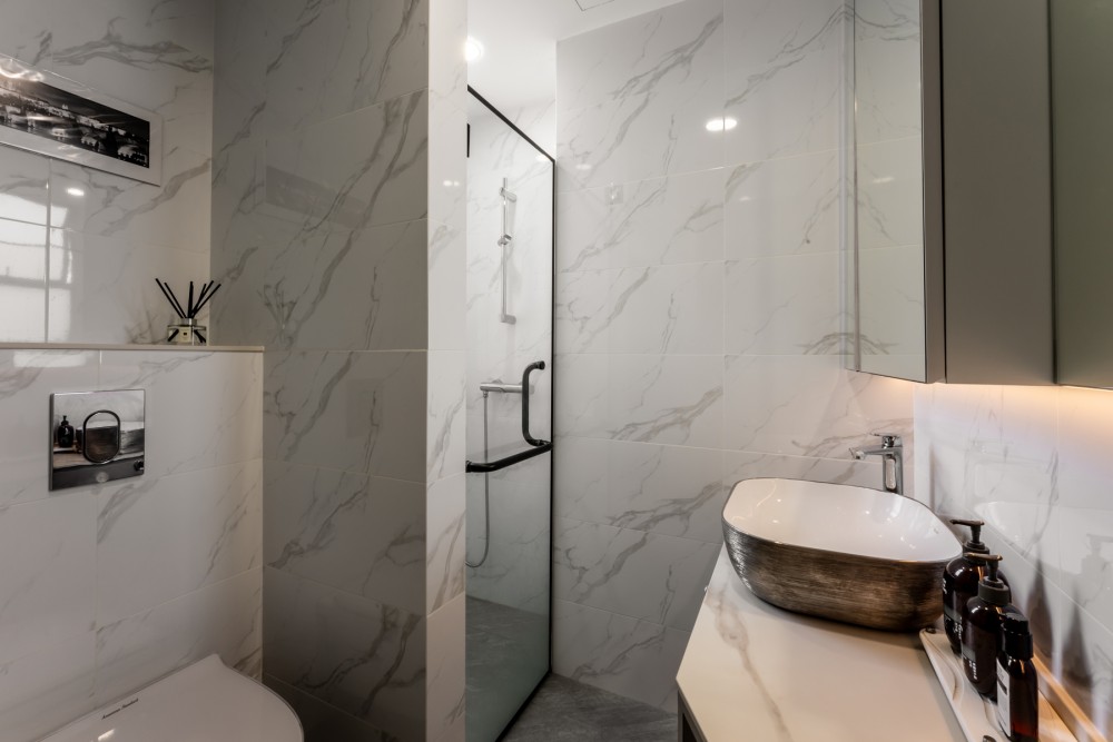 Modern Bathroom with Mirror and Bathroom Storage