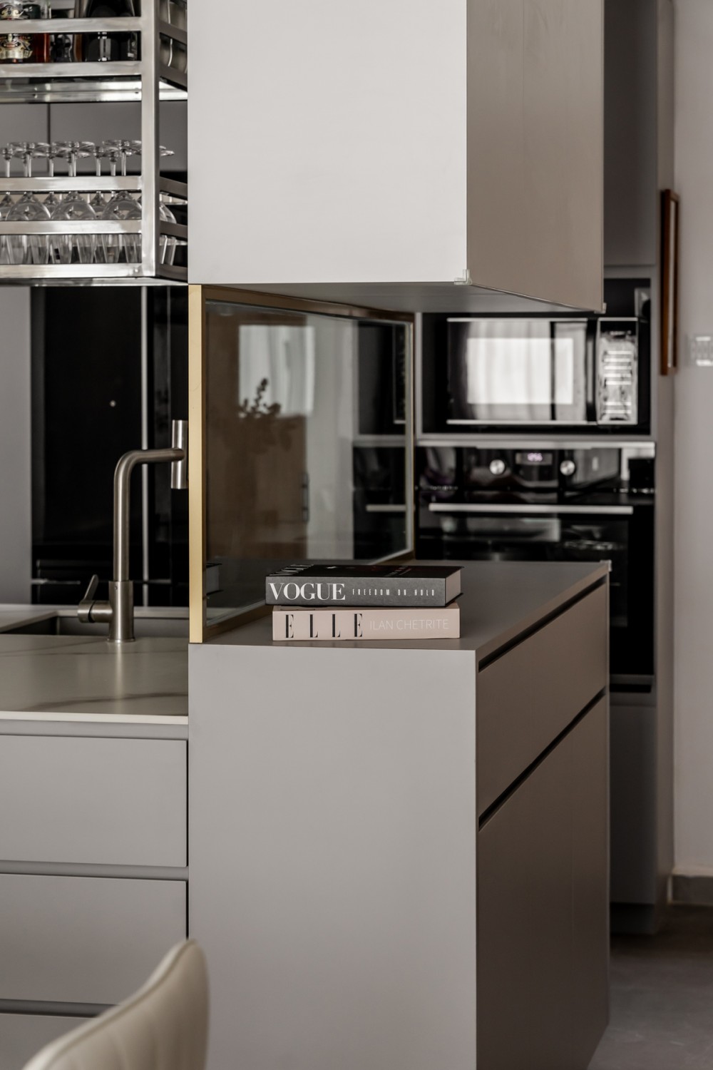 Modern Kitchen with Countertop and Kitchen Island