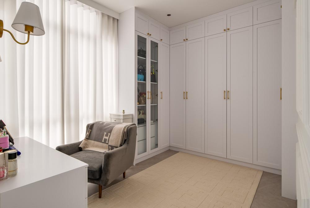 Contemporary Bedroom with Vinyl Flooring and Wardrobe
