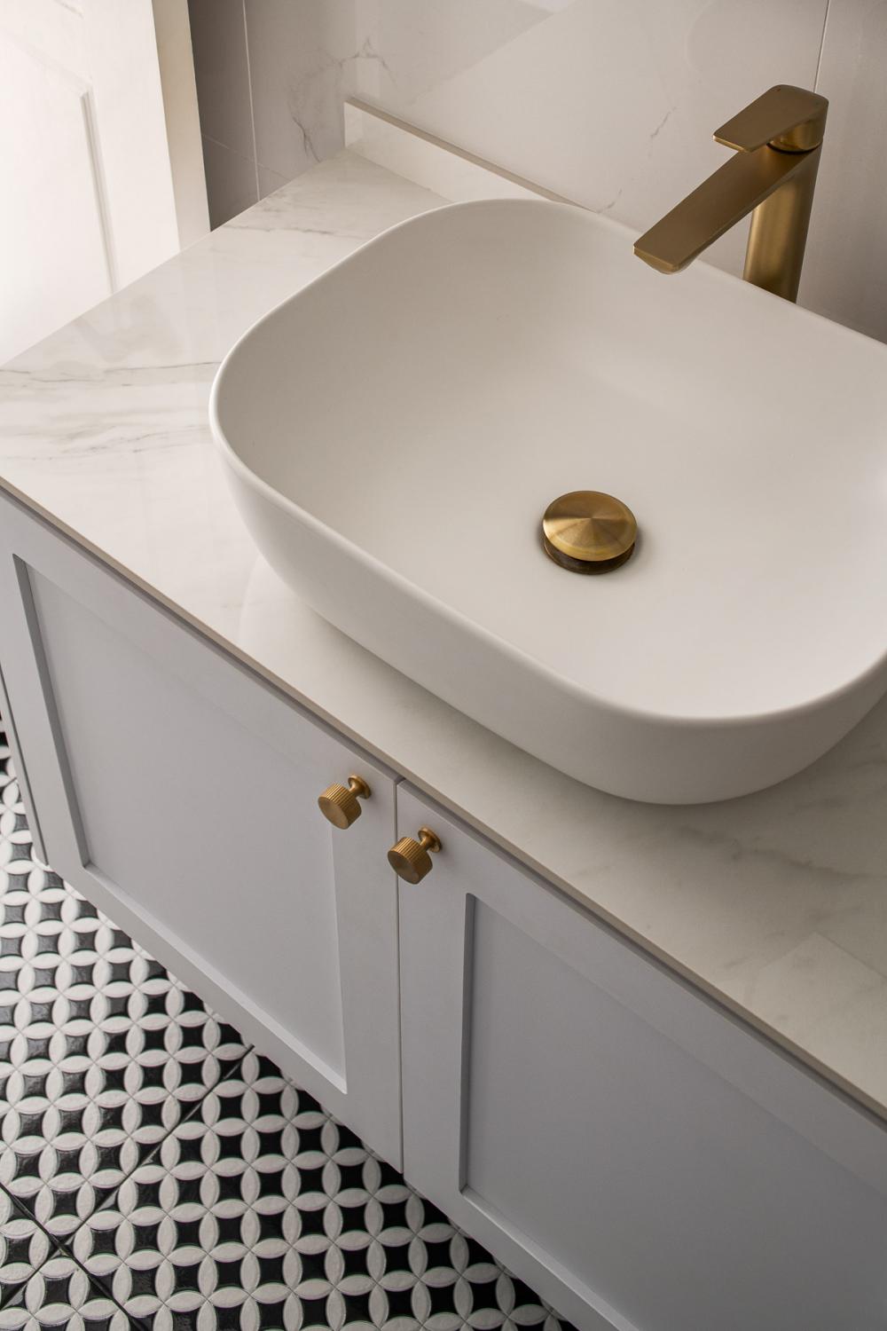 Contemporary Bathroom with Countertop and Homogeneous Tiles