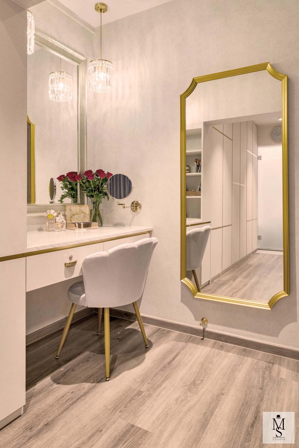 Modern Kitchen with Mosaic and Cupboard